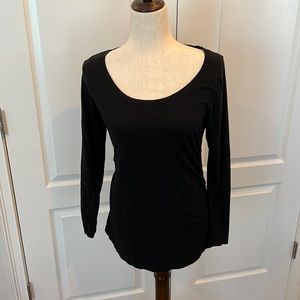 Black scoop neck long sleeve shirred maternity tee size M